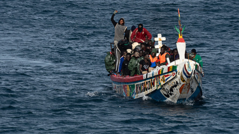 Un barco procedente de Senegal con 85 migrantes a bordo se acerca al puerto de La Restinga en la isla canaria de El Hierro, el 19 de agosto de 2024. (Jose Antonio Sempere/AFP vía Getty Images)