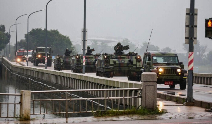 Vehículos blindados taiwaneses circulan por una calle en las islas Kinmen, Taiwán, el 24 de mayo de 2024. (I-Hwa Cheng/AFP vía Getty Images)