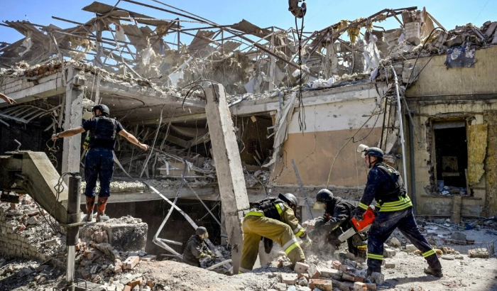 Los servicios de emergencia ucranianos llevan a cabo una operación de búsqueda y rescate entre los escombros de un hotel destruido tras un ataque en la ciudad de Kramatorsk, en la región ucraniana de Donetsk, el 25 de agosto de 2024. (Genya Savilov/AFP vía Getty Images)