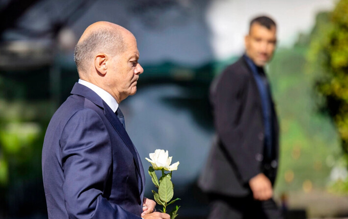 El canciller alemán Olaf Scholz deposita una flor en una iglesia, cerca del lugar de un ataque con cuchillo en Solingen, Alemania, el 26 de agosto de 2024. (Thomas Banneyer/AP)