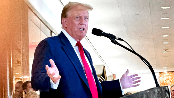 El expresidente Donald Trump habla ante los medios de comunicación en la Torre Trump de Nueva York el 31 de mayo de 2024. (Juliette Fairley/The Epoch Times)
