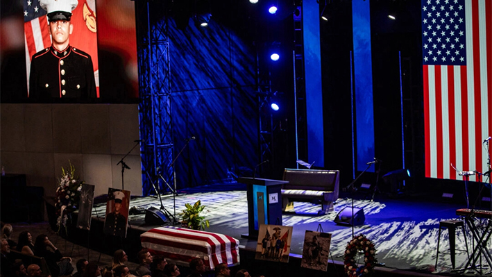 Un grupo de personas asiste al funeral del soldado de infantería de marina Kareem Grant Nikoui en Harvest Christian Fellowship en Riverside, California, el 18 de septiembre de 2021. (APU GOMES/AFP vía Getty Images)
