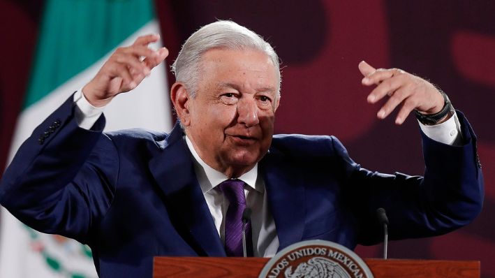 El presidente de México, Andrés Manuel López Obrador, habla durante su conferencia de prensa matutina, en el Palacio Nacional de la Ciudad de México, México, el 26 de agosto. (EFE/Isaac Esquivel)