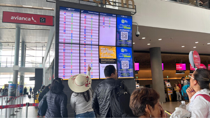 Foto de archivo de viajeros en el Aeropuerto Internacional El Dorado, de Bogotá. (EFE/ Eva García)