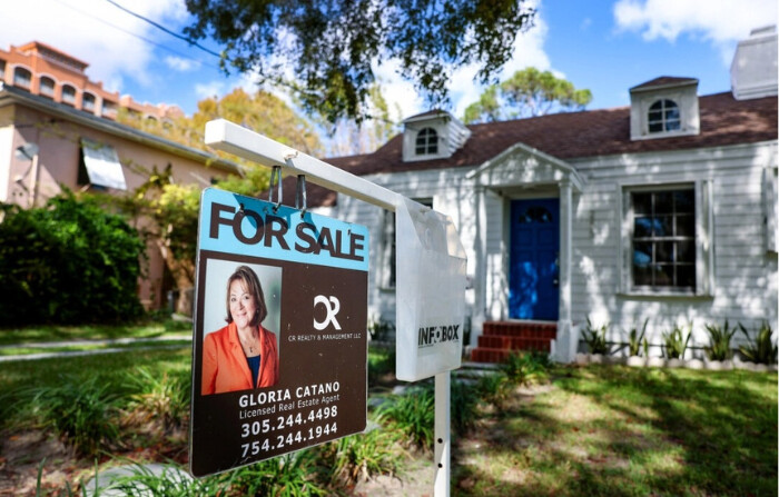 Cartel de "Se vende" delante de una casa en Miami el 23 de febrero de 2023. (Joe Raedle/Getty Images). 