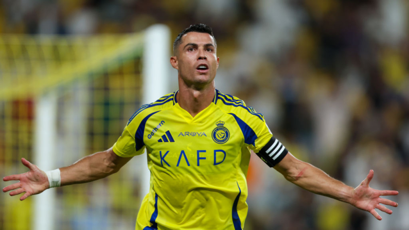 Cristiano Ronaldo, del Al Nassr, celebra tras marcar el primer gol durante el partido de la Saudi Pro League entre el Al Nassr y el Al Raed en el estadio Al Awwal Park el 22 de agosto de 2024 en Riad, Arabia Saudí. (Yasser Bakhsh/Getty Images)