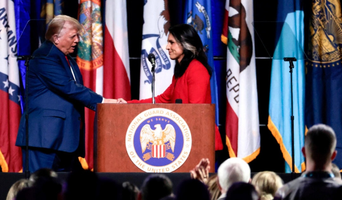 El expresidente y candidato republicano a la presidencia en 2024 Donald Trump (I) estrecha la mano de la exrepresentante Tulsi Gabbard después de que ella le apoyara en la Conferencia de la Asociación de la Guardia Nacional en Detroit el 26 de agosto de 2024. (Jeff Kowalsky/AFP vía Getty Images)