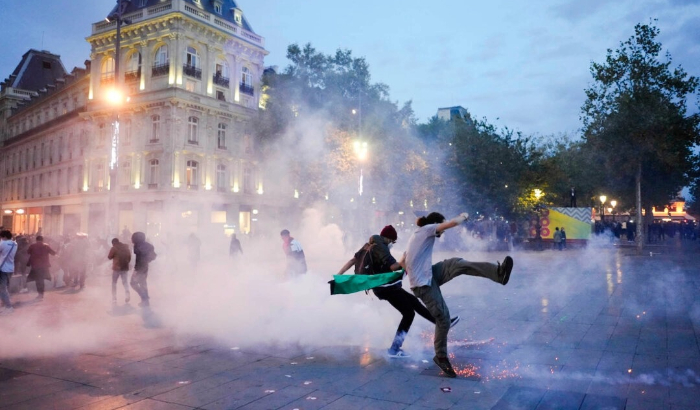 Manifestantes patean una bomba de gas lacrimógeno durante una manifestación a favor de Palestina en París el 12 de octubre de 2023. (Thibault Camus/Foto de AP)
