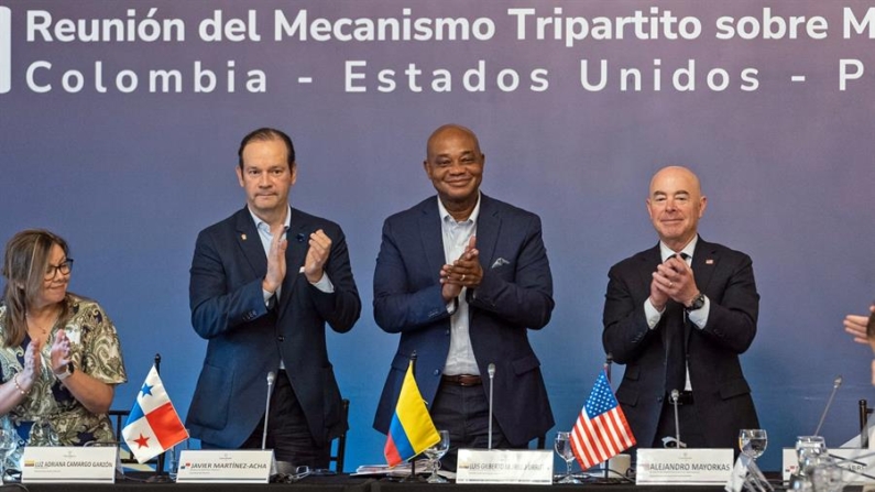 Fotografía cedida por la oficina de prensa de la Cancillería de Colombia de los ministros de relaciones exteriores de Panamá, Javier Martínez-Acha Vásquez (2i); de Colombia, Luis Gilberto Murillo (c); y el secretario de seguridad nacional de los Estados Unidos, Alejandro N. Mayorkas (d) durante la III Reunión del Mecanismo Tripartito sobre Migración este lunes 26 de agosto de 2024, en Cartagena (Colombia). EFE/ Cancillería Colombia