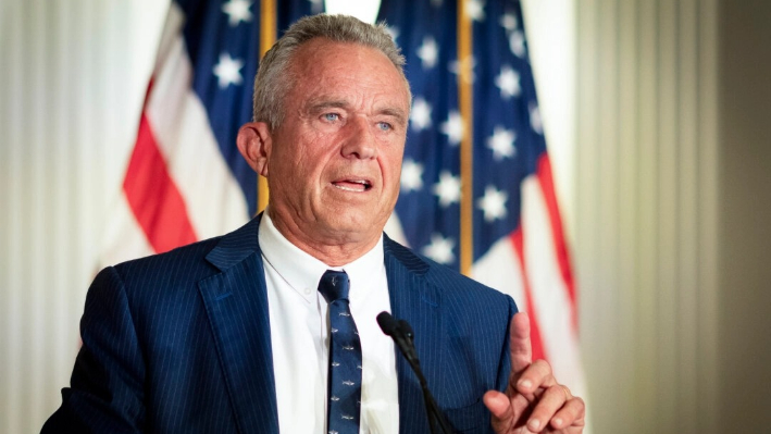 El candidato presidencial Robert F. Kennedy Jr. habla en la biblioteca Nixon en Yorba Linda, California, el 12 de junio de 2024. (John Fredricks/The Epoch Times)