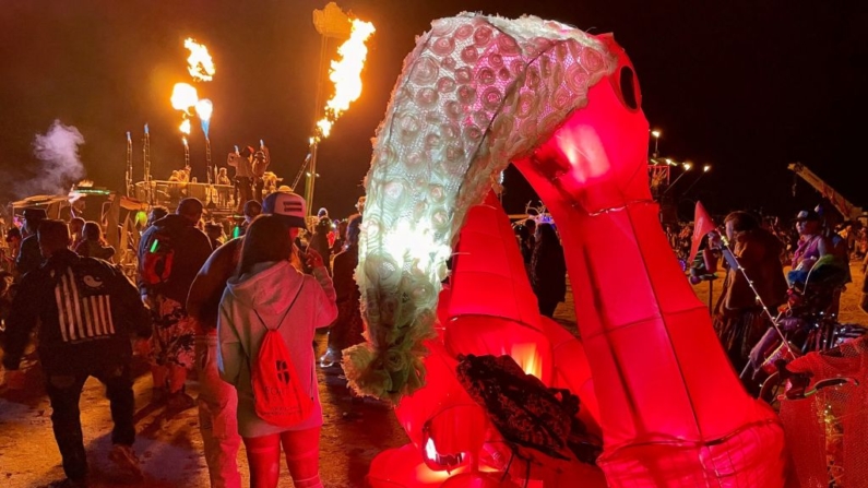 Asistentes reunidos durante el festival anual Burning Man en Nevada (EE.UU.) el 4 de septiembre de 2023. (Julie Jammot/AFP vía Getty Images)