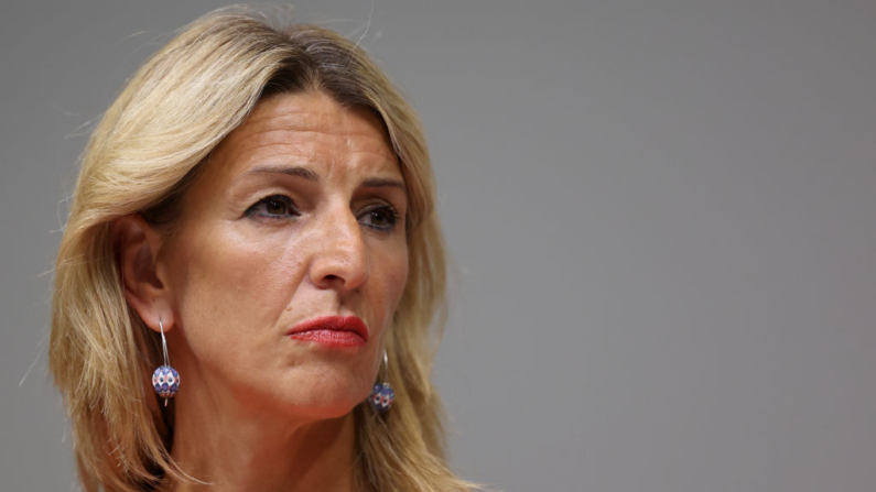 Imagen de archivo de la vicepresidenta del Gobierno, ministra de Trabajo y Economía Social de España, Yolanda Díaz el 28 de agosto del 2023.  (Foto de PIERRE-PHILIPPE MARCOU/AFP vía Getty Images)