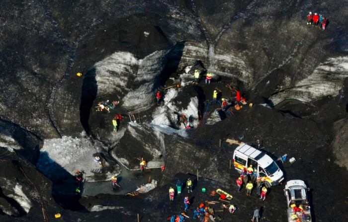 Los equipos de rescate trabajan en la escena después de que una cueva de hielo se derrumbara parcialmente, en el glaciar Breidamerkurjokull, en el sureste de Islandia, el 26 de agosto de 2024. (STOD2/Vilhelm Gunnarsson vía AP). 
