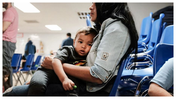 Una mujer que se sienta con su hijo en el Centro de Respiro Humanitario de Caridades Católicas después de cruzar recientemente la frontera entre Estados Unidos y México en McAllen, Texas, el 21 de junio de 2018. (Spencer Platt/Getty Images)