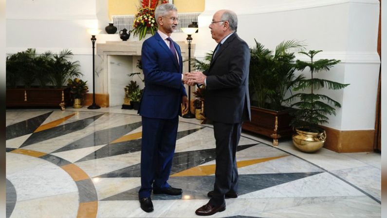 Fotografía de la cuentra del ministro de AAEE de la India en la red social X que muestra al ministro de AAEE de la India Subrahmanyam Jaishanka recibiendo al ministro de AAEE de Brasil, Mauro Vieira. (EFE/Cuenta X Ministro AAEE de la India)  