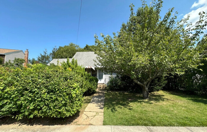 Esta foto del 26 de agosto de 2024 muestra una casa en Syosset, Nueva York, donde un hombre mató a cuatro miembros de su familia antes de apuntar el arma contra sí mismo el domingo. (Philip Marcelo/Foto AP). 