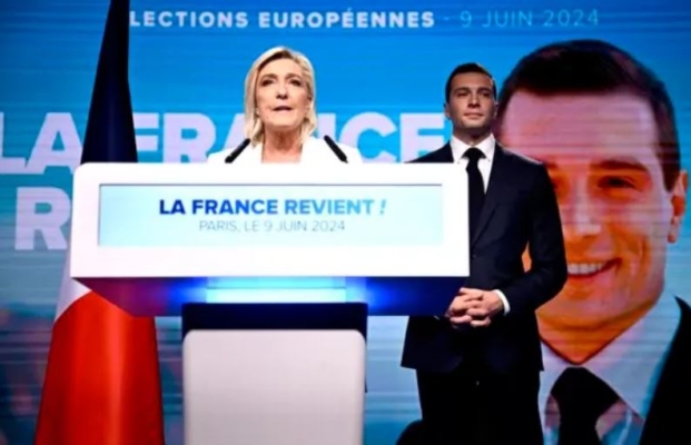 La líder del partido francés Agrupación Nacional, Marine Le Pen (izq.), habla mientras el presidente del partido, Jordan Bardella, escucha durante una reunión nocturna en el último día de las elecciones al Parlamento Europeo, en el Pavillon Chesnaie du Roy en París, el 9 de junio de 2024. (Julien de Rosa/AFP vía Getty Images)