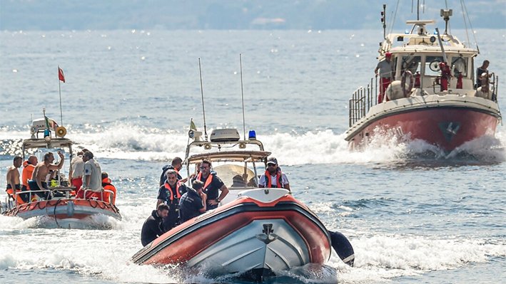 Buzos bomberos italianos trabajan en el lugar de un naufragio, en Porticello, Sicilia, sur de Italia, el 22 de agosto de 2024. (Salvatore Cavalli/Foto AP)
