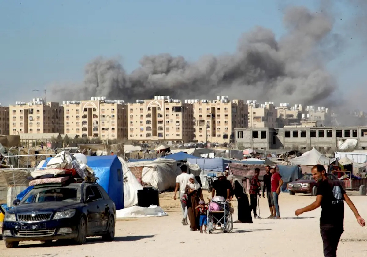 Se levanta humo tras un ataque israelí contra un edificio residencial en Khan Younis, en el sur de la Franja de Gaza, el 16 de agosto de 2024. (Hatem Khaled/Reuters)