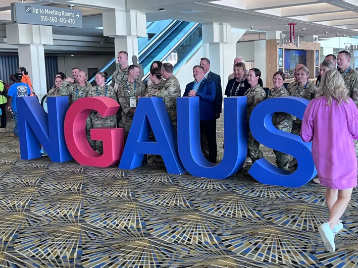 Miembros de la Asociación de la Guardia Nacional de Estados Unidos se preparan para una foto grupal en su convención en Detroit, Michigan, el 26 de agosto. 2024. (Lawrence Wilson/The Epoch Times)