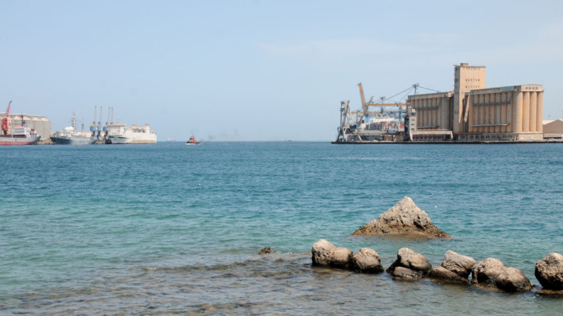 Una vista general muestra barcos atracados en el puerto de la ciudad sudanesa de Port Sudan, el 27 de abril de 2021. Ibrahim Ishaq/AFP vía Getty Images)