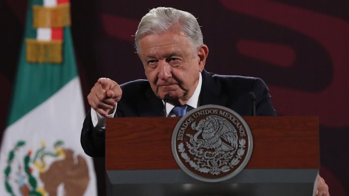 El presidente de México, Andrés Manuel López Obrador, habla durante su rueda de prensa matutina, en Palacio Nacional en Ciudad de México, México, el 27 de agosto de 2024. (EFE/ Mario Guzmán)