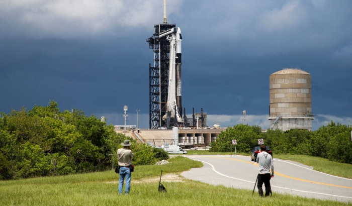 
Un cohete Falcon 9 de SpaceX se prepara para el lanzamiento de Polaris Dawn, una misión privada de vuelos espaciales tripulados, mientras los fotógrafos observan en el Centro Espacial Kennedy en Cabo Cañaveral, Florida, el 26 de agosto de 2024. (Joe Skipper/Reuters)