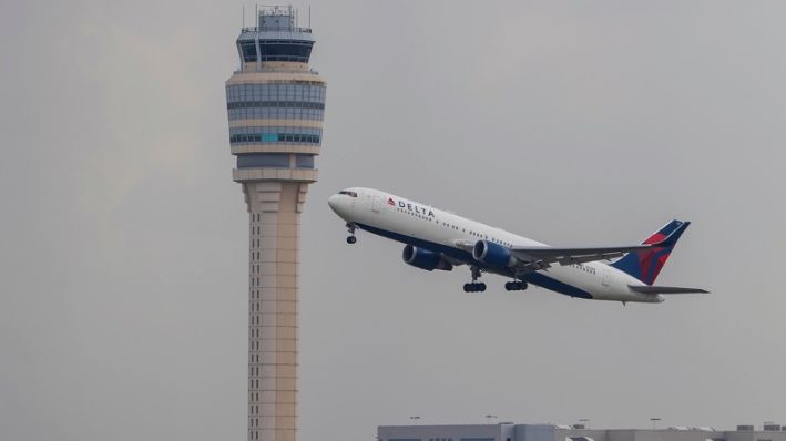 Fotografía de archivo en donde se ve un avión Boing en inmediaciones del aeropuerto internacional Hartsfield-Jackson de Atlanta, Georgia, Estados Unidos. (EFE/ERIK S. LESSER)