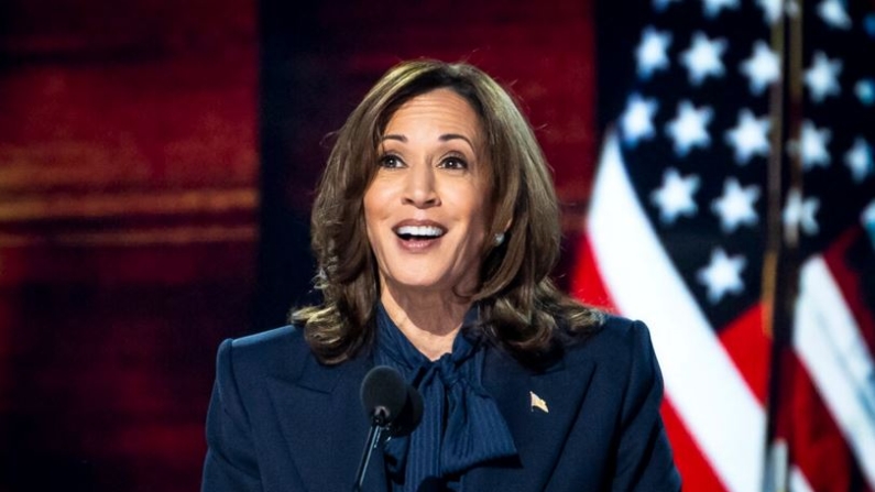 La candidata presidencial demócrata Kamala Harris habla durante el último día de la Convención Nacional Demócrata en Chicago el 22 de agosto de 2024. (Madalina Vasiliu/The Epoch Times)