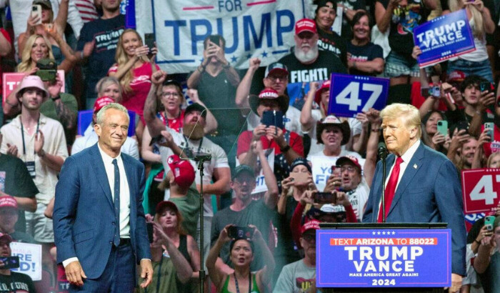 El expresidente y candidato presidencial republicano Donald Trump (der.) da la bienvenida en el escenario al candidato presidencial independiente Robert F. Kennedy Jr. (izq.) durante un mitin de campaña en el Desert Diamond Arena, en Glendale, Arizona, el 23 de agosto de 2024. (Olivier Touron/AFP vía Getty Images)