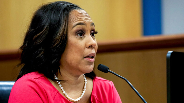 La fiscal del condado de Fulton, Fani Willis, testifica durante una vista en el caso del Estado de Georgia contra Donald John Trump en el juzgado del condado de Fulton en Atlanta el 15 de febrero de 2024. (Alyssa Pointer/Pool vía Getty Images)
