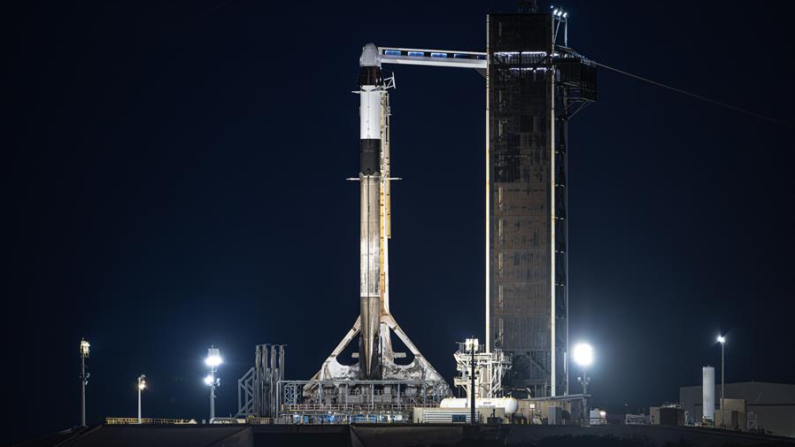 Fotografía cedida del cohete Falcon 9, que lleva una cápsula Dragon, donde viajarán a bordo los tripulantes de Polaris Dawn instalado en el Kennedy Space Center en Merritt Island, Florida (EE.UU). EFE/John Kraus/Polaris Program