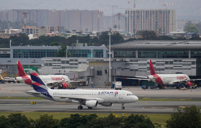 Un avión taxis en la pista después de aterrizar en el aeropuerto de El Dorado en medio de la escasez de combustible para aviones en Bogotá, Colombia, el 26 de agosto de 2024. (Fernando Vergara/Foto AP). 
