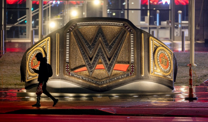 Una escultura de un cinturón de lucha libre frente a la sede mundial de la WWE en Stamford, Connecticut, el 28 de enero de 2024. (John Moore/Getty Images)