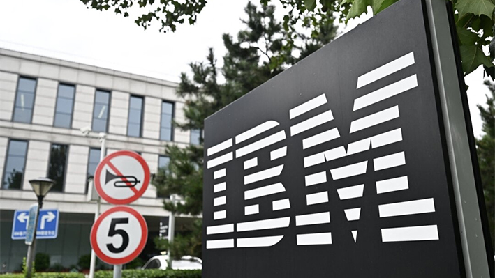 El logotipo de IBM a la entrada de su edificio China System Center en Beijing el 26 de agosto de 2024. (Pedro Pardo/AFP vía Getty Images)
