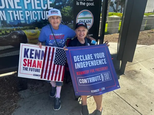 De izquierda a derecha: Peggy Merizalde de Santa Bárbara y Susan Davi, de Palm Desert se unieron a un mitin para el Equipo Kennedy el 25 de agosto de 2024, en Wilshire Boulevard cerca de Beverly Hills, California. (Jill McLaughlin/The Epoch Times)