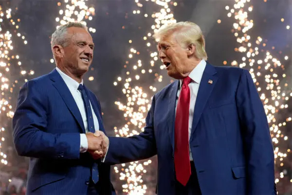 El expresidente Donald Trump estrecha la mano del candidato presidencial independiente Robert F. Kennedy Jr. en un mitin de campaña en el Desert Diamond Arena de Glendale, Arizona, el 23 de agosto de 2024. (Evan Vucci/AP Photo)