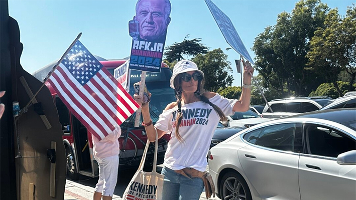 Susan Daya, miembro del Equipo Kennedy, se concentra frente a un edificio federal en Los Ángeles, California, el 25 de agosto de 2024. (Jill McLaughlin/The Epoch Times)
