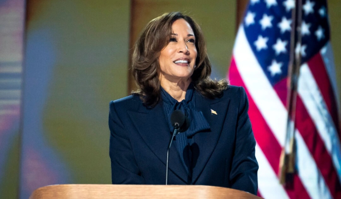 La vicepresidenta y candidata presidencial demócrata Kamala Harris habla durante el último día de la Convención Nacional Demócrata en Chicago el 22 de agosto de 2024. (Madalina Vasiliu/The Epoch Times)
