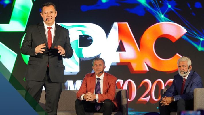 De izq. a derecha. El Dr. Alejandro Día, el Dr. Ryan Cole, el Dr. Robert Malone durante una conferencia en la CPAC México, que tuvo lugar en la Ciudad de México, México, el 24 de agosto de 2024. (Cortesía: CPAC México)