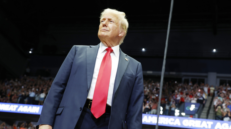 Imagen de archivo: El ex presidente de EE.UU. y nominado presidencial republicano, Donald Trump, llega para hablar en un mitin de campaña en el Van Andel Arena el 20 de julio de 2024 en Grand Rapids, Michigan.(Anna Moneymaker/Getty Images)