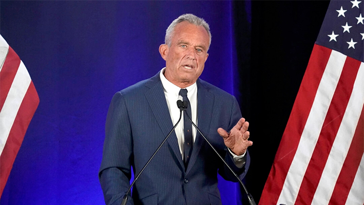 El candidato presidencial independiente Robert F. Kennedy Jr. anuncia que suspende su campaña presidencial en una rueda de prensa en Phoenix el 23 de agosto de 2024. (Darryl Webb/Foto AP)
