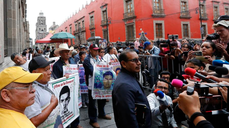 El abogado Vidulfo Rosales (c), habla con los medios de comunicación a su salida el 27 de agosto de 2024 de una reunión de los padres de los 43 estudiantes mexicanos desaparecidos con el presidente de México, Andrés Manuel López Obrador, en Palacio Nacional en la Ciudad de México (México). EFE/Mario Guzmán