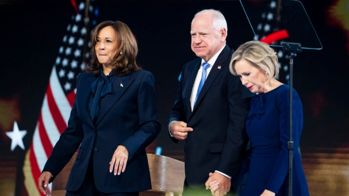 (De izq. a dcha.) La vicepresidente y candidata presidencial demócrata Kamala Harris, el gobernador de Minnesota y candidato demócrata a la vicepresidencia Tim Walz y su esposa Gwen Walz el último día de la Convención Nacional Demócrata en Chicago el 22 de agosto de 2024. (Madalina Vasiliu/The Epoch Times)