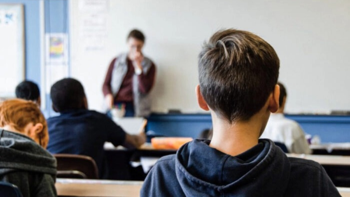 Foto de archivo de niños en un aula. (Taylor Wilcox/Unsplash)