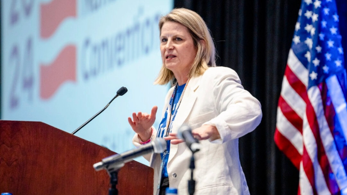 La presidenta de la AFL-CIO Liz Shuler habla en el Caucus Laboral en el Hyatt Regency McCormick Place durante el primer día de la Convención Nacional Demócrata (DNC) en Chicago el 19 de agosto de 2024. (Madalina Vasiliu/The Epoch Times)