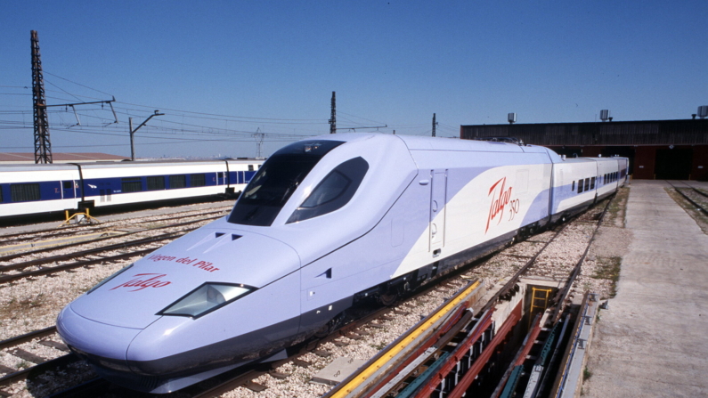 Imagen de archivo de una unidad del Talgo 350. EFE/MG