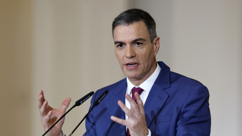 El presidente del Gobierno español, Pedro Sánchez, gesticula mientras ofrece una rueda de prensa en el Palacio de La Moncloa en Madrid el 27 de diciembre de 2023. (Oscar Del Pozo/AFP vía Getty Images)