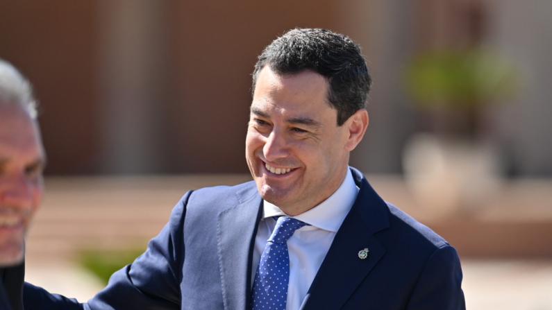 El presidente de la Junta de Andalucía, Juanma Moreno, en el acto del Día Mundial de las Enfermedades Raras en el Palacio de Congresos y Exposiciones FIBES el 05 de marzo de 2024 en Sevilla, España. (Foto de Niccolo Guasti/Getty Images)