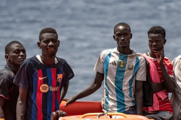 Inmigrantes desembarcan en el puerto de "La Estaca" en Valverde, en la isla canaria de El Hierro, España, 26 de agosto de 2024. (AP Photo/Maria Ximena)